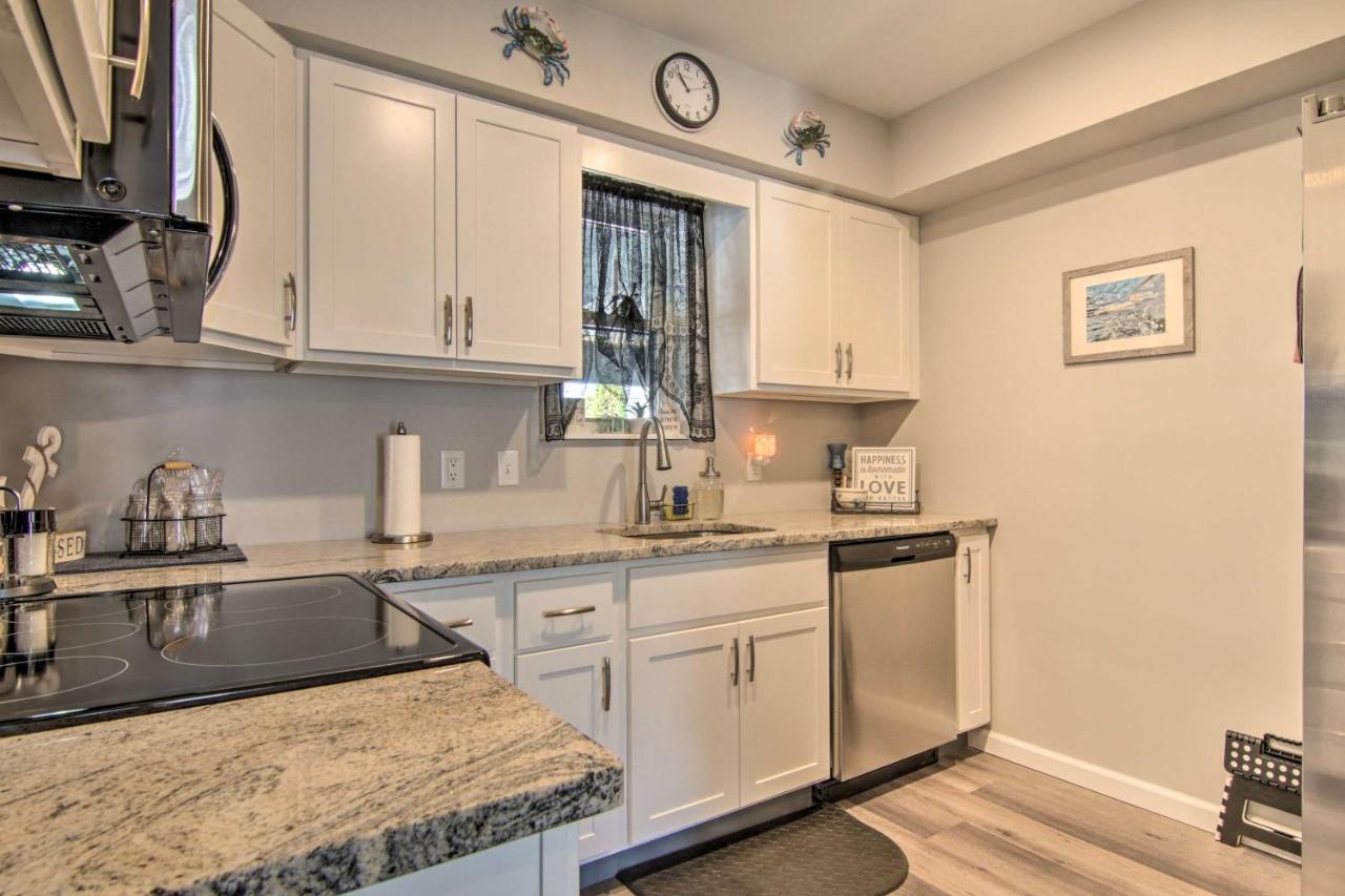 Airy Ocean City Condo On Canal Front With Deck! Екстер'єр фото