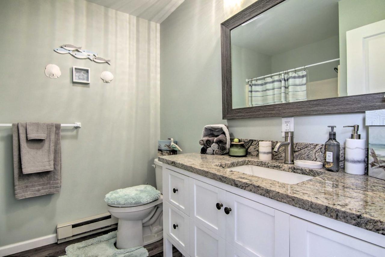 Airy Ocean City Condo On Canal Front With Deck! Екстер'єр фото