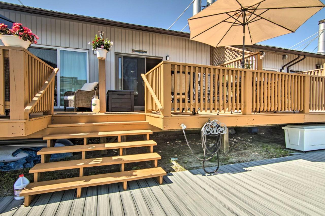 Airy Ocean City Condo On Canal Front With Deck! Екстер'єр фото